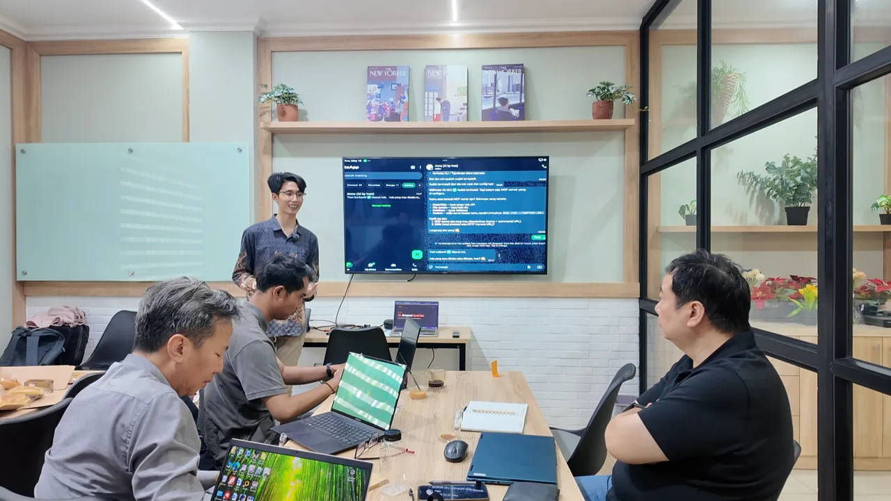 Aurelius Ivan Wijaya leading a public OpenClaw training session, demonstrating an AI assistant wired to MCP servers